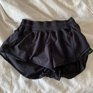 Lululemon Hotty hot low rise lined short 2.5